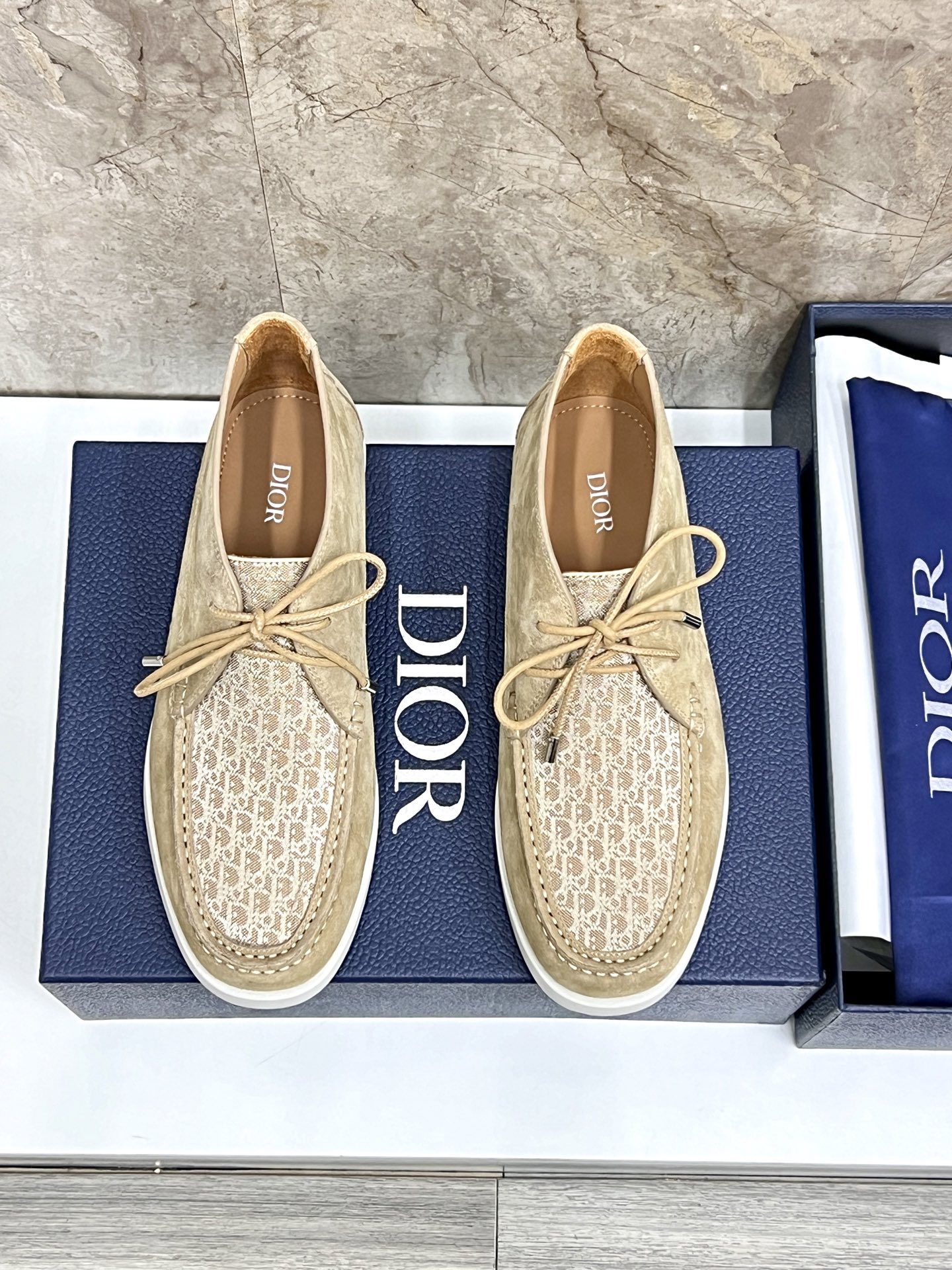 NO:604065,-* — Dior. Dior's new casual sneakers define your fashion pace. They boldly use innovative technological fabrics to create a futuristic shoe silhouette. The light and breathable mesh material, combined with a unique coating process, presents a refreshing visual effect, as if it is a fashion item from the future world. Whether it is paired with casual clothes or mixed with formal looks, Dio* D-Sketch  Sports shoes can be easily controlled, injecting a futuristic fashion atmosphere into your overall look. From the street to the show, they are your indispensable fashion tool. The upper is made of high-tech mesh material, which is light and breathable and fits your feet like a second layer of skin, keeping you dry and comfortable even in the hot summer. The delicate mesh structure gives the shoes a unique visual effect and shows a futuristic aesthetic.  Size 39-44 (45 customized), DIOR men's boots, dior, dior, boots, sneakers19860909-* — 迪奥.迪奥新款休闲运动鞋,定义你的时尚步伐 大胆采用创新科技面料,打造出极具未来感的鞋身轮廓.轻盈透气的网眼材质,搭配质感独特的涂层工艺,呈现出令人耳目一新的视觉效果,仿佛来自未来世界的时尚单品. 无论是搭配休闲服饰,还是混搭正装造型,Dio* D-Sketch 运动鞋都能轻松驾驭,为你的整体造型注入一抹未来感十足的时尚气息.从街头到秀场,它都是你不可或缺的潮流利器. 鞋面采用高科技网眼材质,轻盈透气,如同第二层肌肤般贴合双脚,即使在炎炎夏日也能保持干爽舒适.细腻的网眼结构,赋予鞋款独特的视觉效果,尽显未来主义美学. 码数39-44（45订做）,DIOR男靴,dior,dior,boots,sneakers,Men's shoes