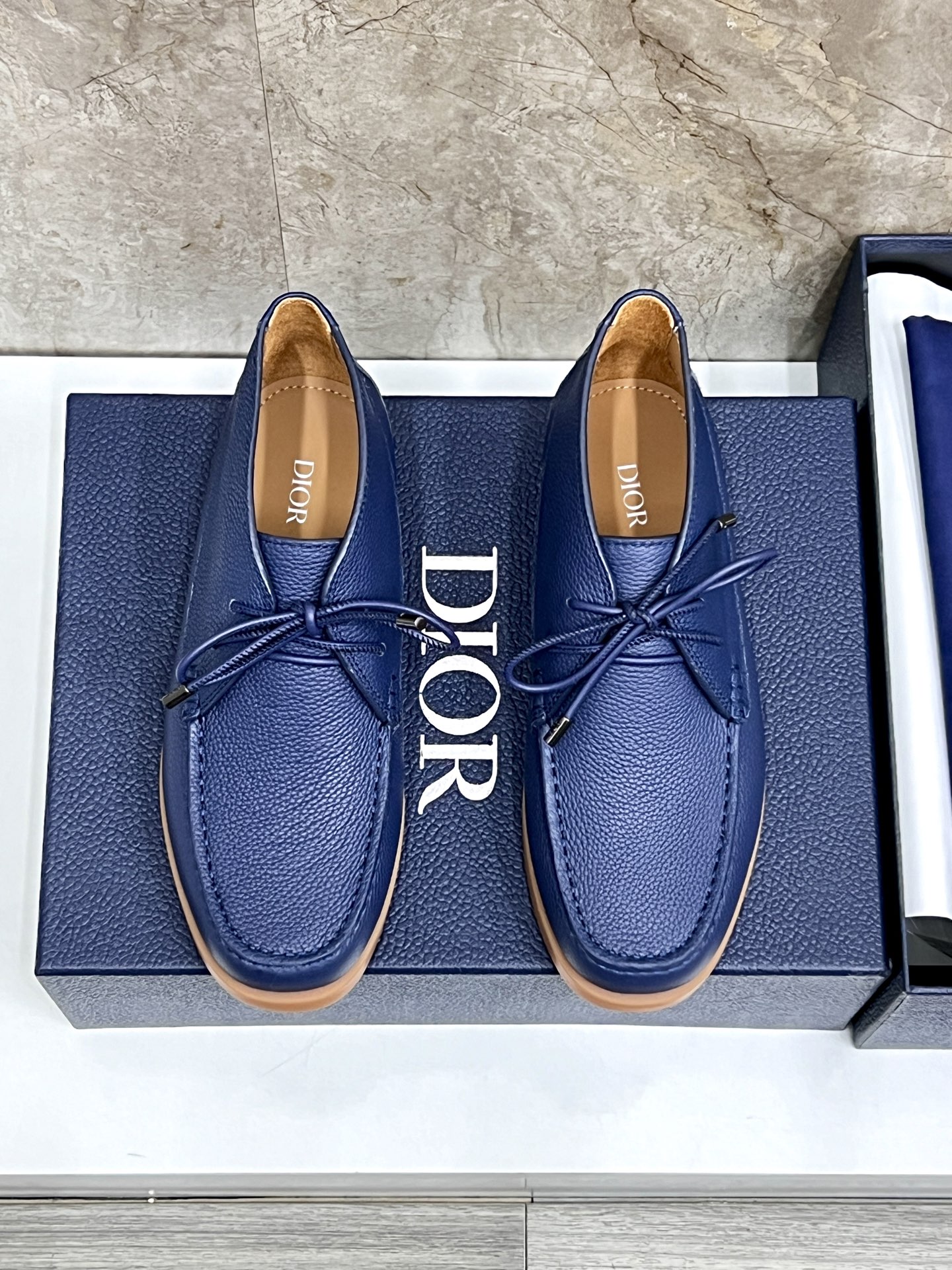 NO:604044,-* — Dior. Dior's new casual sneakers define your fashion pace. They use cowhide fabric to create a very futuristic shoe body outline. It presents a refreshing visual effect, as if it is a fashion item from the future world. Whether it is paired with casual clothes or mixed with formal looks, Dio* D-Sketch sneakers can be easily matched and inject a futuristic fashion atmosphere into your overall look. From the street to the show, it is an indispensable trend tool for you.  The upper is made of cowhide, and the cowhide lining is light and breathable, fitting the feet like a second layer of skin. The delicate mesh structure gives the shoes a unique visual effect and shows a futuristic aesthetic. Size 39-44 (customized in 45), DIOR men's boots, dior, dior, boots, sneakers, cowhide19860909-* — 迪奥.迪奥新款休闲运动鞋,定义你的时尚步伐 采用牛皮面料打造出极具未来感的鞋身轮廓.呈现出令人耳目一新的视觉效果,仿佛来自未来世界的时尚单品. 无论是搭配休闲服饰,还是混搭正装造型,Dio* D-Sketch 运动鞋都能轻松驾驭,为你的整体造型注入一抹未来感十足的时尚气息.从街头到秀场,它都是你不可或缺的潮流利器. 鞋面采用牛皮材质,牛皮内里轻盈透气,如同第二层肌肤般贴合双脚 细腻的网眼结构,赋予鞋款独特的视觉效果,尽显未来主义美学. 码数39-44（45订做）,DIOR男靴,dior,dior,boots,sneakers,cowhide,Men's shoes