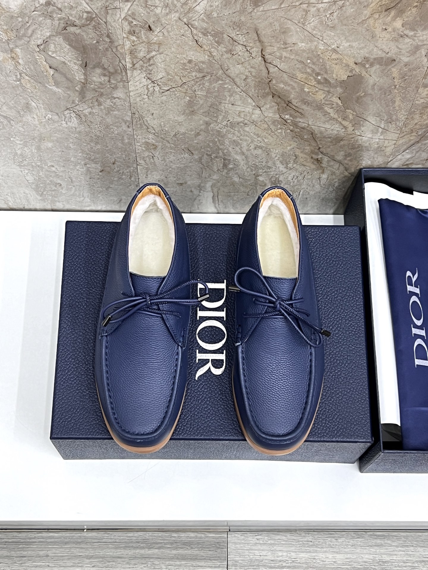 NO:604047,Warm wool lining* - Dior. Dior's new casual sneakers define your fashionable pace. The cowhide material is used to create a very futuristic shoe body outline. It presents a refreshing visual effect, as if it is a fashion item from the future world. Whether it is paired with casual clothes or mixed with formal looks, Dio* D-Sketch sneakers can be easily matched and inject a futuristic fashion flavor into your overall look. From the street to the show, it is an indispensable trend tool for you.  The upper is made of cowhide and the wool lining is light and breathable, fitting the feet like a second layer of skin. The delicate mesh structure gives the shoes a unique visual effect and shows a futuristic aesthetic. Size 39-44 (customized in 45), DIOR men's boots, dior, dior, boots, sneakers, cowhide19860909保暖羊毛内里* — 迪奥.迪奥新款休闲运动鞋,定义你的时尚步伐 采用牛皮面料打造出极具未来感的鞋身轮廓.呈现出令人耳目一新的视觉效果,仿佛来自未来世界的时尚单品. 无论是搭配休闲服饰,还是混搭正装造型,Dio* D-Sketch 运动鞋都能轻松驾驭,为你的整体造型注入一抹未来感十足的时尚气息.从街头到秀场,它都是你不可或缺的潮流利器. 鞋面采用牛皮材质,羊毛内里轻盈透气,如同第二层肌肤般贴合双脚 细腻的网眼结构,赋予鞋款独特的视觉效果,尽显未来主义美学. 码数39-44（45订做）,DIOR男靴,dior,dior,boots,sneakers,cowhide,Men's shoes