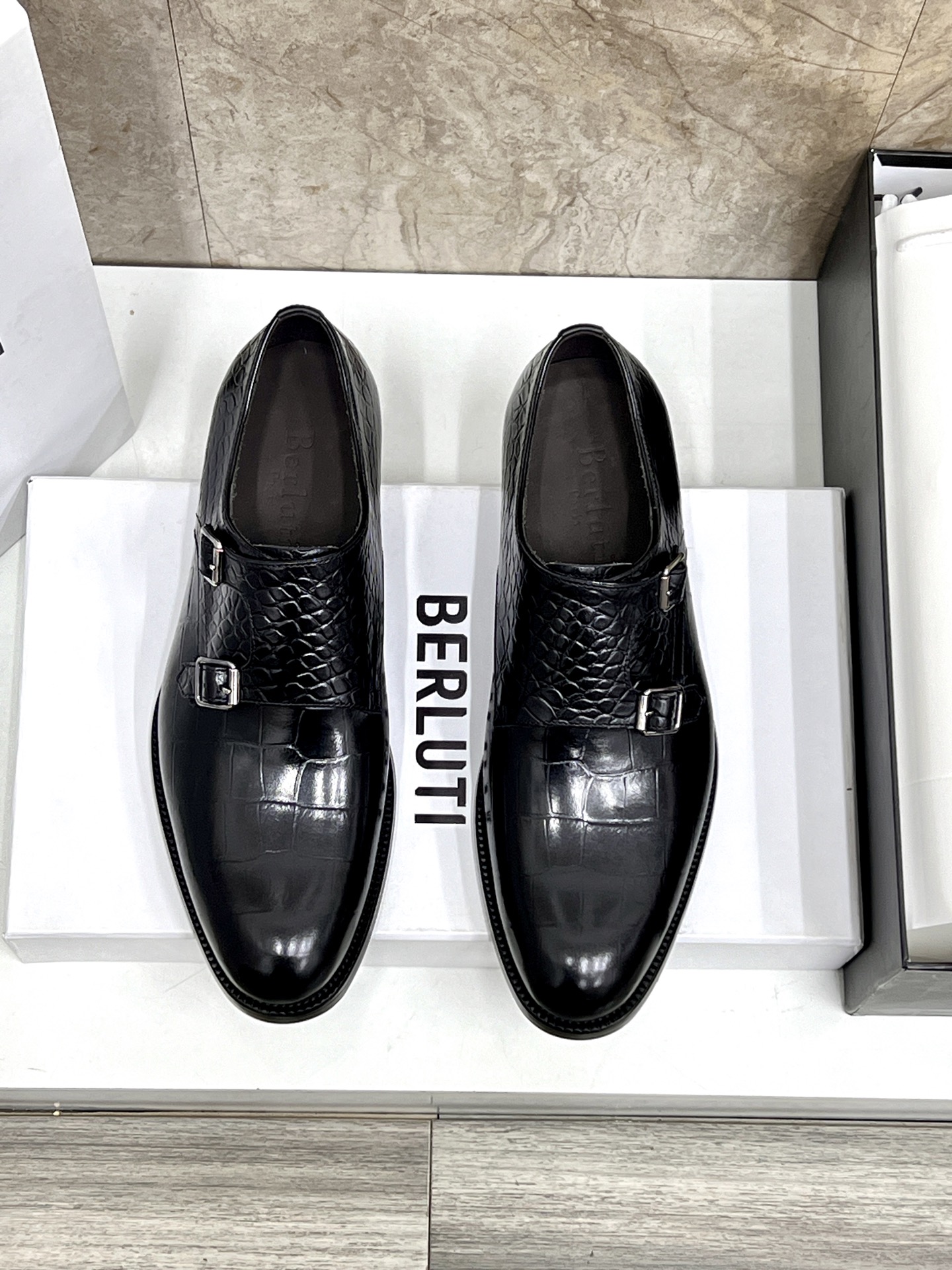 NO:620402,Berlut* new men's hand-rubbed formal leather shoes are shipped with high-quality imported calfskin crocodile embossed uppers, hand-rubbed process effects, semi-Goodyear cold bonding process, simple and elegant, ancient embossed leather outsole, showing the leather texture and exquisite leather horizontal strap decoration of the same material, more hand-made features. The inner dyed calfskin leather rubber combination outsole has excellent anti-slip effect. It is a pair of shoes with artistic charm.  Comes with original private model badge shoehorn and original customized packaging for sale!  Color black gray brown standard leather shoe size 39~44# (customized at 38.45), Berluti, cowhide, Leather soles19860909. Berlut* 布鲁提 新款男士手工擦色正装皮鞋出货甄选优质进口小牛皮鳄鱼压纹鞋面 手工擦色工艺处理效果 半固特异冷粘工艺 古朴大气 古文压花真皮大底,将皮料质感展现得淋漓精致同材质皮革横带装饰 更显手工特色内里本染小牛皮 真皮橡胶组合大底防滑效果极好 很有艺术韵味的一双鞋子 搭配原版私模徽章鞋拔原版定制包装发售！ 颜色黑色 灰色 棕色 标准皮鞋码数39～44#（38.45定做）,Berluti 布鲁提,cowhide,Leather soles,Men's shoes