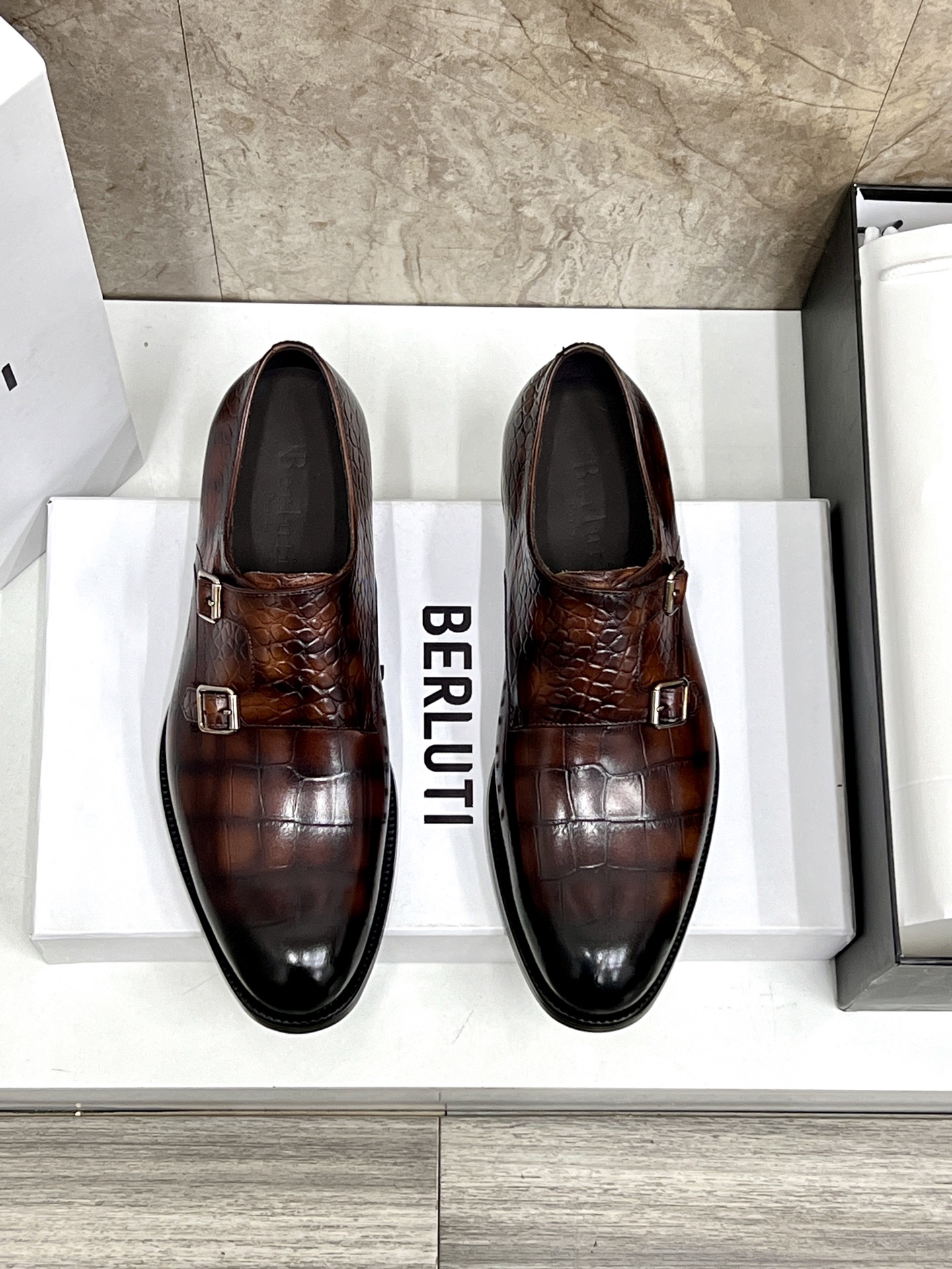 NO:603970,Berlut* new men's hand-rubbed formal leather shoes are shipped with high-quality imported calfskin crocodile embossed uppers, hand-rubbed process effects, semi-Goodyear cold bonding process, simple and elegant, ancient embossed leather outsole, showing the leather texture and exquisite leather horizontal strap decoration of the same material, more hand-made features. The inner dyed calfskin leather rubber combination outsole has excellent anti-slip effect. It is a pair of shoes with artistic charm.  Comes with original private model badge shoehorn and original customized packaging for sale!  Color black gray brown standard leather shoe size 39~44# (38.45 customized), Berluti, cowhide, Leather soles19860909. Berlut* 布鲁提 新款男士手工擦色正装皮鞋出货甄选优质进口小牛皮鳄鱼压纹鞋面 手工擦色工艺处理效果 半固特异冷粘工艺 古朴大气 古文压花真皮大底,将皮料质感展现得淋漓精致同材质皮革横带装饰 更显手工特色内里本染小牛皮 真皮橡胶组合大底防滑效果极好 很有艺术韵味的一双鞋子 搭配原版私模徽章鞋拔原版定制包装发售！ 颜色黑色 灰色 棕色 标准皮鞋码数39～44#（38.45定做）,Berluti 布鲁提,cowhide,Leather soles,Men's shoes