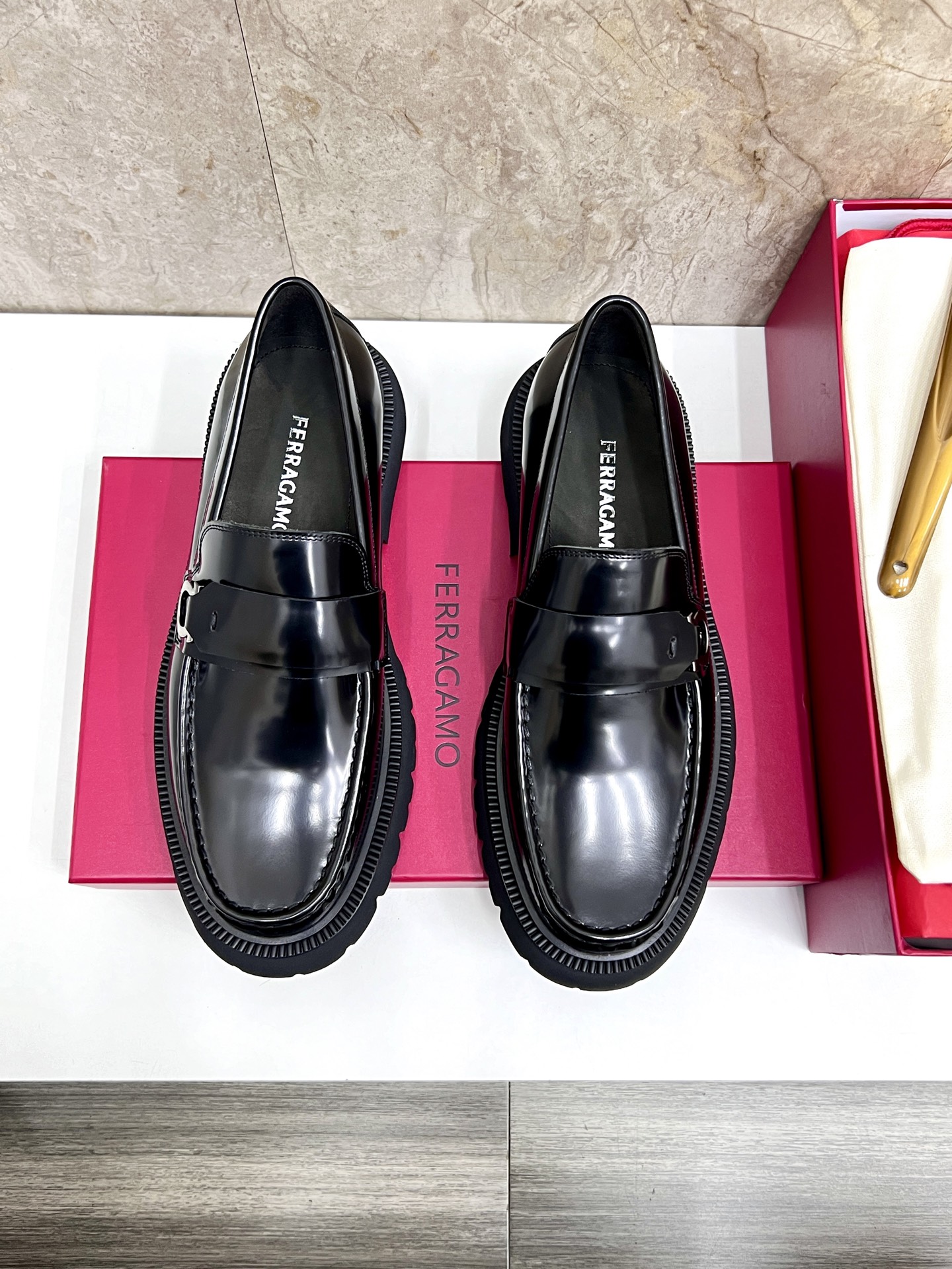 NO:621506,Original quality Brand Ferragamo Standard men's size 39–46 (38.46 can be customized) The same model as the official website High-quality men's shoes Material custom-made first-layer calfskin with water-dyed cowhide lining Cowhide tiptoe Original non-slip and wear-resistant rubber outsole Style category Men's formal business leather shoes Young and fashionable European and American trends British style Casual matching Comfortable feet  Color actual picture,,ferragamo,ferragamo,cowhide19860909原单品质 品牌Ferragamo（菲拉格慕） 标准码男码39–46（38.46可以定做） 等级官网同款 高品质男鞋 材料定制头层小牛皮 搭配水染牛皮内里 牛皮踮脚 原版防滑耐磨橡胶大底 款式类别男士正装商务皮鞋年轻时尚 欧美潮流 英伦风格 随意搭配 脚感舒适 颜色实物图,,ferragamo,ferragamo,cowhide,Men's shoes