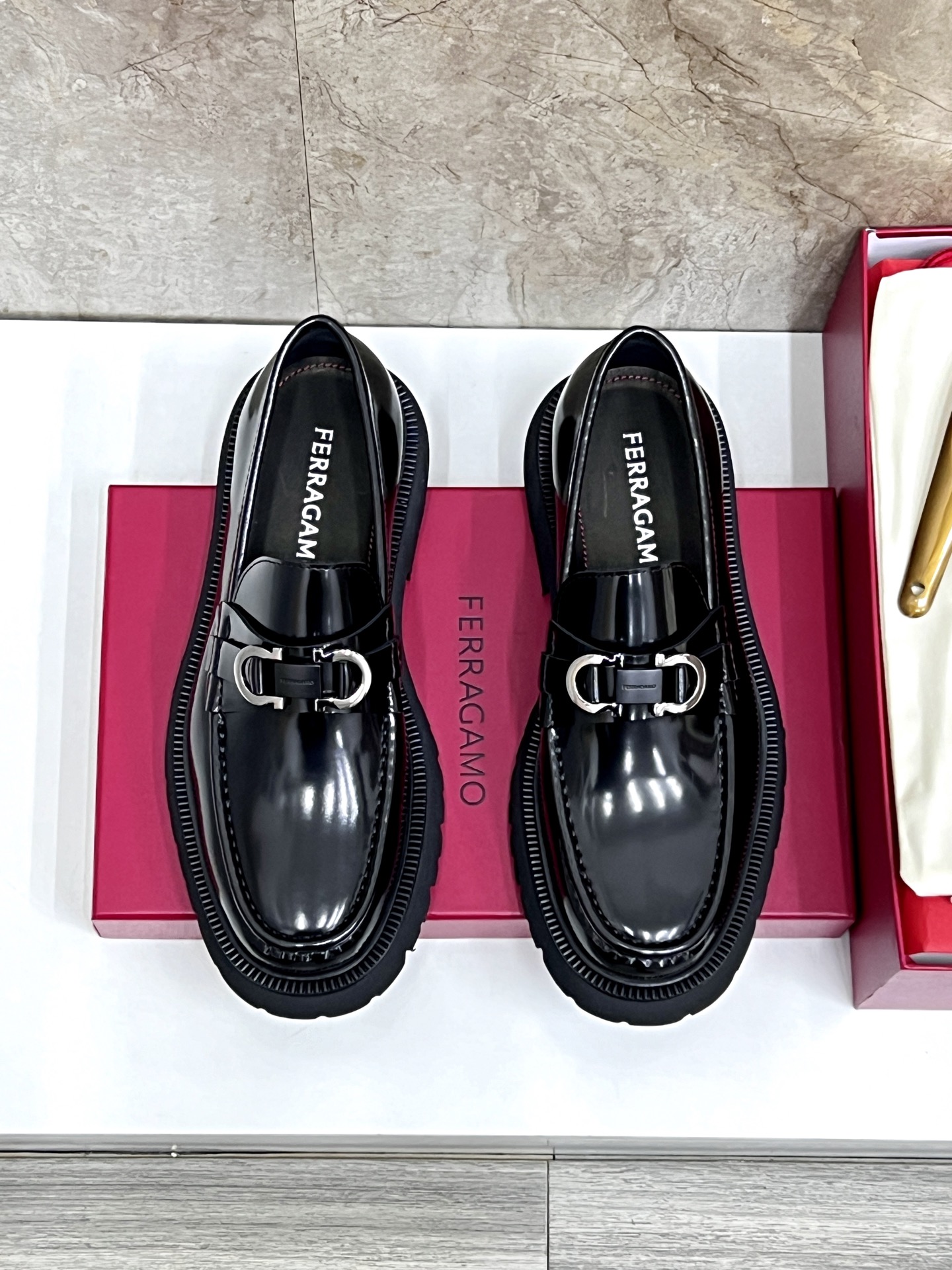 NO:621261,Original quality Brand Ferragamo Standard men's size 39–46 (38.46 can be customized) The same model as the official website High-quality men's shoes Material custom-made first-layer calfskin with water-dyed cowhide lining Cowhide tiptoe Original non-slip and wear-resistant rubber outsole Style category Men's formal business leather shoes Young and fashionable European and American trends British style Casual matching Comfortable feet  Color actual picture,,ferragamo,ferragamo,cowhide19860909原单品质 品牌Ferragamo（菲拉格慕） 标准码男码39–46（38.46可以定做） 等级官网同款 高品质男鞋 材料定制头层小牛皮 搭配水染牛皮内里 牛皮踮脚 原版防滑耐磨橡胶大底 款式类别男士正装商务皮鞋年轻时尚 欧美潮流 英伦风格 随意搭配 脚感舒适 颜色实物图,,ferragamo,ferragamo,cowhide,Men's shoes