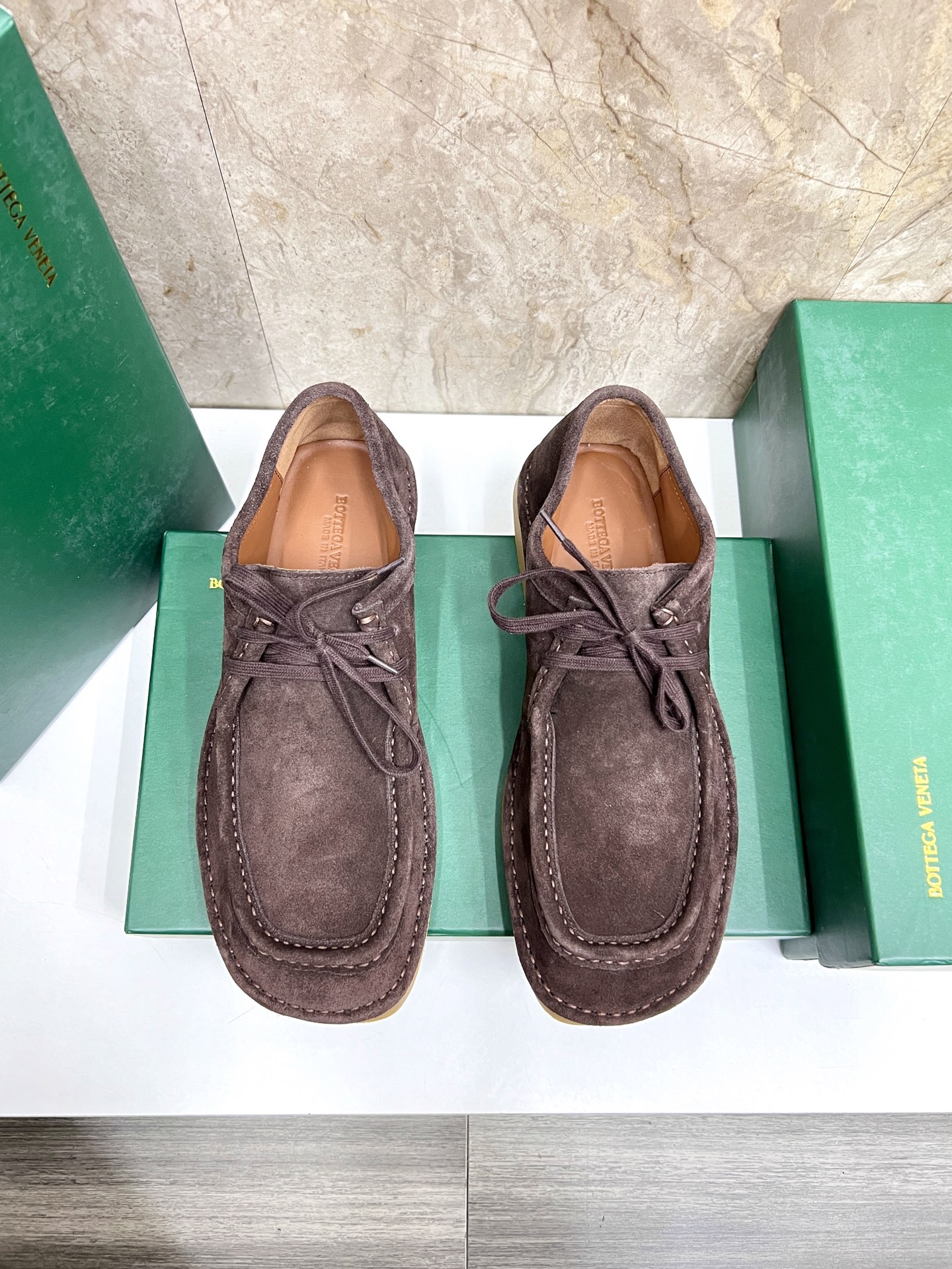 NO:621508,BV's new men's casual leather shoes. This casual shoe is made of soft calf leather and is hand-woven to achieve a lightweight texture. It is lined with exquisite leather. The classic shoe is an all-round interpretation of exquisite casual style. The flexible collision structure is matched with the original outsole to add more durability. One-step easy to put on and take off the slip-on design. Size39-44 (38.45 custom-made),,bottega veneta,cowhide19860909BV 新款男士休闲皮鞋 这款休闲鞋选用柔软小牛皮纯手工编织,成就轻盈质地,精致真皮衬里,经典鞋履全方位演绎是精致的休闲风格.灵活的撞搭结构搭配原版大底,增加更多耐久性.一脚蹬易穿脱套脚设计. Size39-44（38.45定做）,,bottega veneta,cowhide,Men's shoes