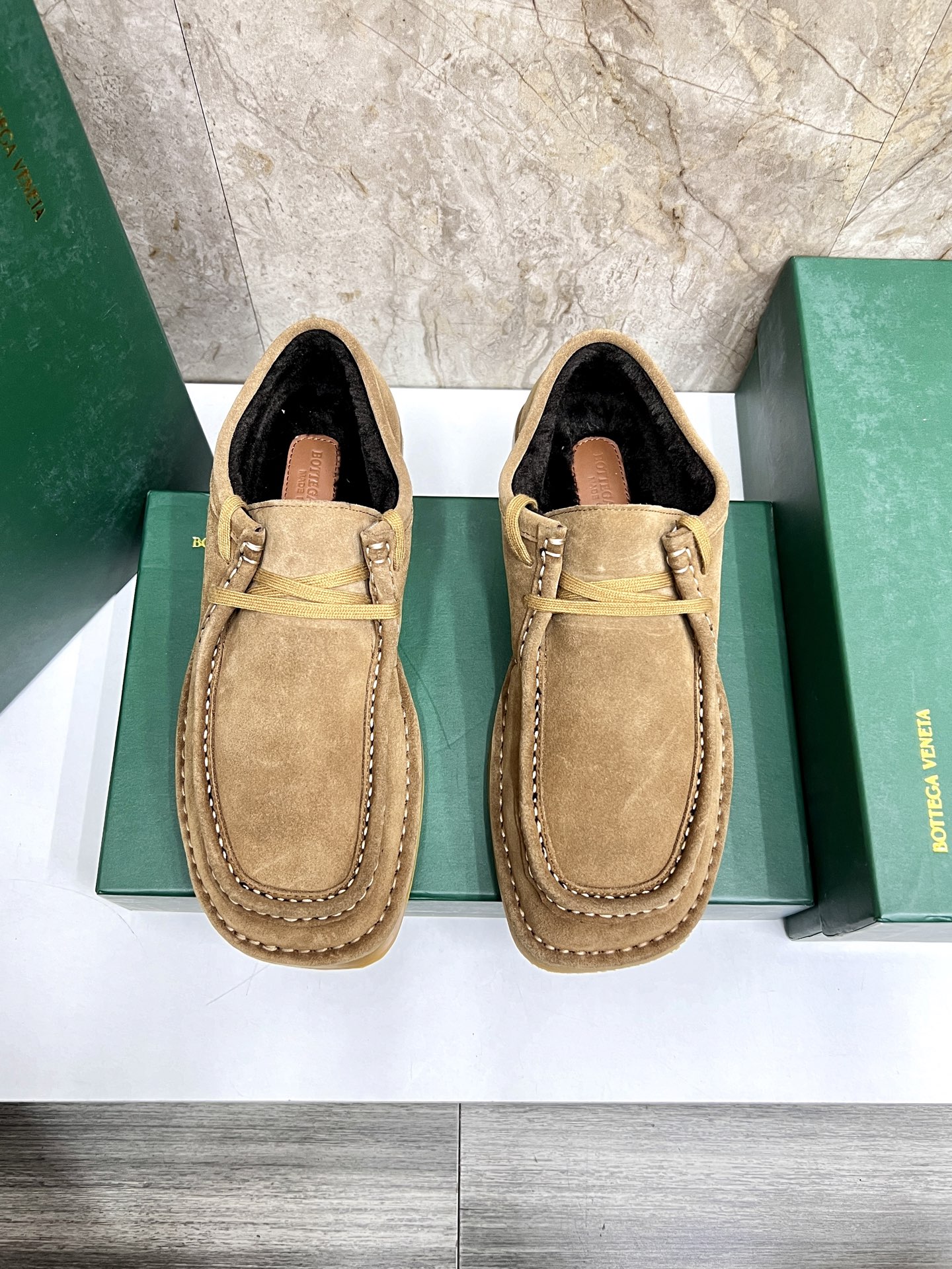 NO:621509,BV Maori's new men's casual leather shoes. These casual shoes are made of soft calfskin and are hand-woven to achieve a lightweight texture and exquisite leather lining. The classic shoes are an all-round interpretation of exquisite casual style. The flexible collision structure is matched with the original outsole to add more durability. One-step easy to put on and take off the slip-on design. Size39-44 (38.45 custom-made),,bottega veneta,cowhide19860909BV 毛里 新款男士休闲皮鞋 这款休闲鞋选用柔软小牛皮纯手工编织,成就轻盈质地,精致真皮衬里,经典鞋履全方位演绎是精致的休闲风格.灵活的撞搭结构搭配原版大底,增加更多耐久性.一脚蹬易穿脱套脚设计. Size39-44（38.45定做）,,bottega veneta,cowhide,Men's shoes