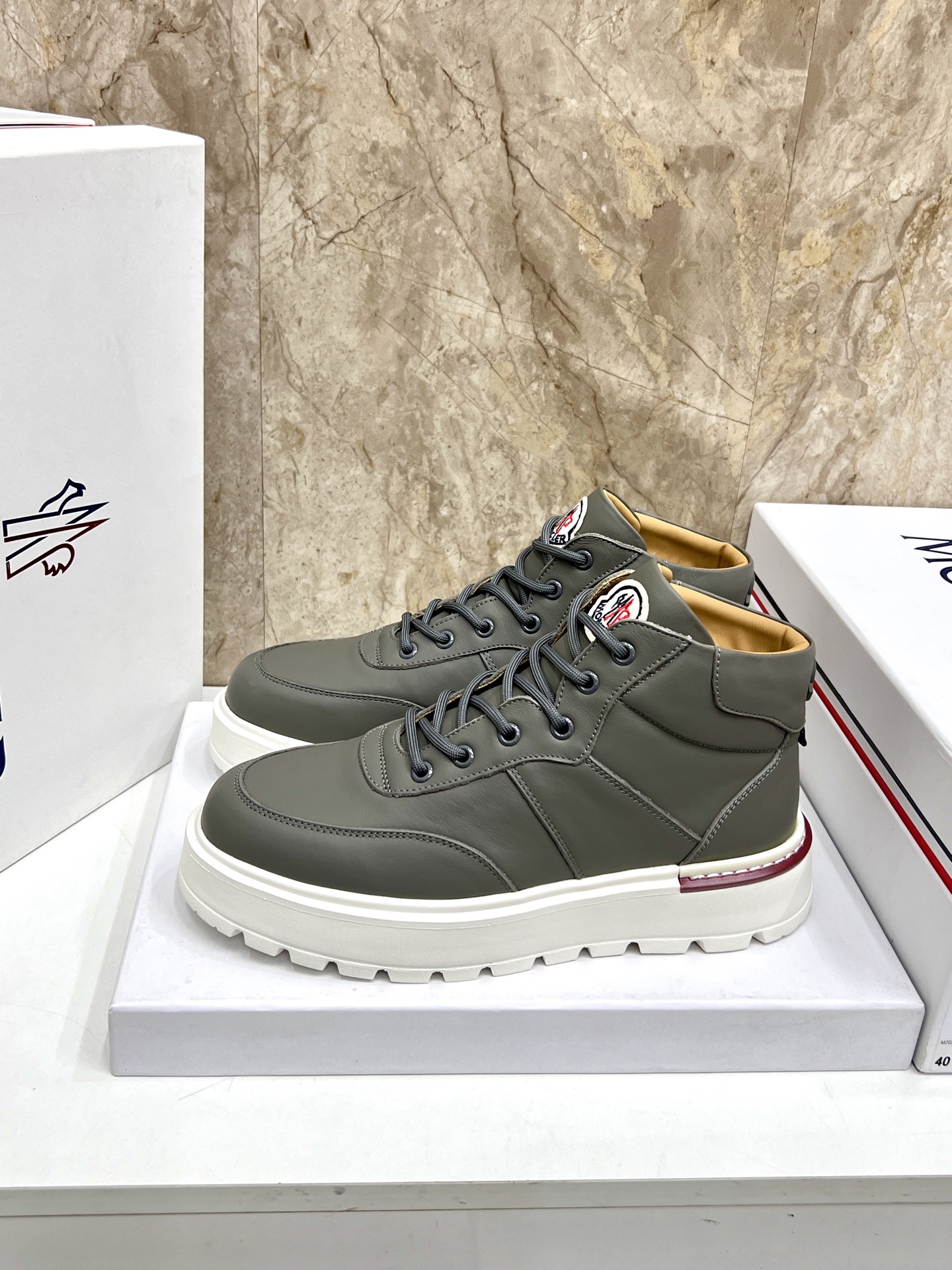 NO:664491,Moncler men's high-tops reinterpret the brand's mountaineering tradition and inject urban aesthetic style into classic hiking boots. Made of soft cowhide, strong and durable. Upper: imported cowhide, wool lining. Size: 39-44 (38.45 custom-made), boots, cowhide19860909Moncler男士高帮 重新演绎品牌的登山传统,为经典徒步靴注入城市美学风格,采用柔软牛皮制成,结实耐穿 鞋面:进口牛皮,羊毛内里 Size:39-44(38.45定做),,boots,cowhide,Men's shoes