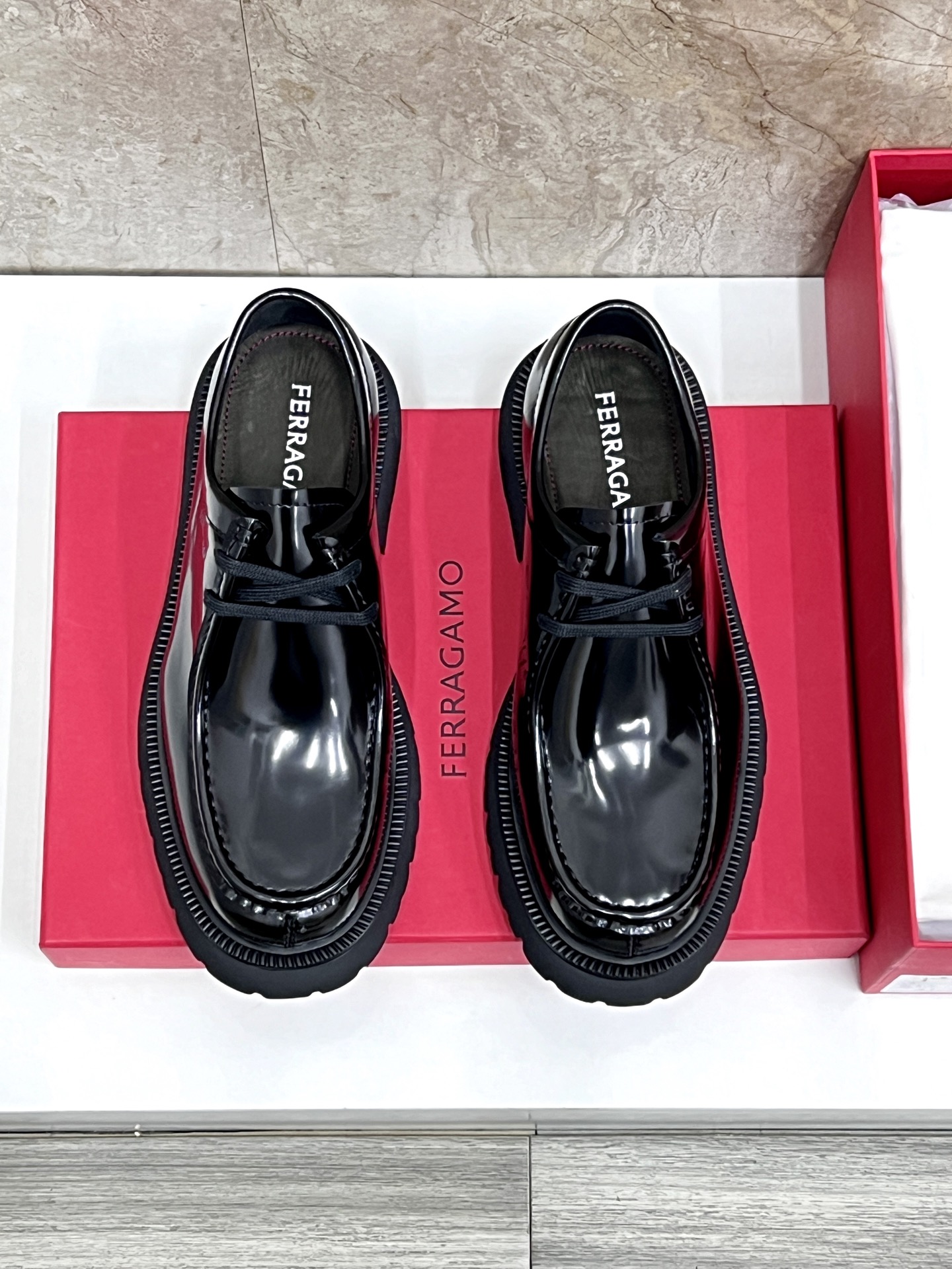 NO:664495,Original quality Brand Ferragamo Standard men's size 39.40.41.42.43.44 The same grade as the official website High-quality men's shoes Made of custom-made first-layer calfskin with water-dyed cowhide lining Cowhide tiptoe Original non-slip and wear-resistant rubber outsole Style category Men's formal business leather shoes Young and fashionable European and American trends British style Casual matching Comfortable feet  Color actual picture,,ferragamo,ferragamo,cowhide19860909原单品质 品牌Ferragamo（菲拉格慕） 标准码男码39.40.41.42.43.44 等级官网同款 高品质男鞋 材料定制头层小牛皮 搭配水染牛皮内里 牛皮踮脚 原版防滑耐磨橡胶大底 款式类别男士正装商务皮鞋年轻时尚 欧美潮流 英伦风格 随意搭配 脚感舒适 颜色实物图,,ferragamo,ferragamo,cowhide,Men's shoes