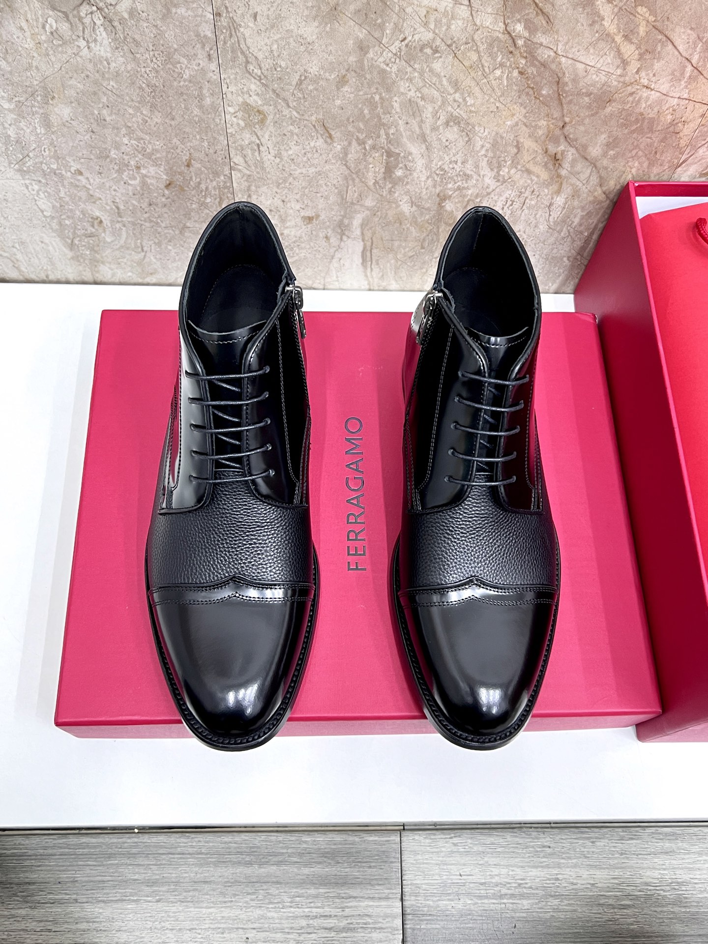 NO:664502,Ferragamo men's boutique leather boots, these men's low boots have an elegant shape and gorgeous details, showing a dignified and sophisticated style, suitable for accompanying you to a cocktail party. The fabric is made of imported cowhide, showing a stunning texture, and the lining is dyed with fine calfskin, and the embellishment is slim and fashionable!  Genuine leather outsole, composite rubber backing at the heel, comfortable and non-slip, high-definition embossed logo badge, highlighting the outstanding skills of professional shoemaking masters. Every detail is carefully crafted, full set of original packaging, standard code 39-44 (38.45.46 custom-made, non-returnable and non-exchangeable), batch,,ferragamo,ferragamo,boots,cowhide,Leather soles19860909菲拉格慕Ferragamo男士精品皮靴,这款男士矮靴鞋型优雅,细节华丽,彰显端庄考究风范,适合伴您出席鸡尾酒会.面料采用进口牛皮,呈现令人惊艳的质感,内里本染细腻小胎牛皮,缀饰造型纤巧时髦！真皮大底,后跟复合橡胶底片,舒适防滑,高清压纹logo徽章,彰显专业制鞋大师的斐然技艺.每一个细节都是精工细作,全套原包装, 标准码39-44（38.45.46定做不退不换）,批,,ferragamo,ferragamo,boots,cowhide,Leather soles,Men's shoes