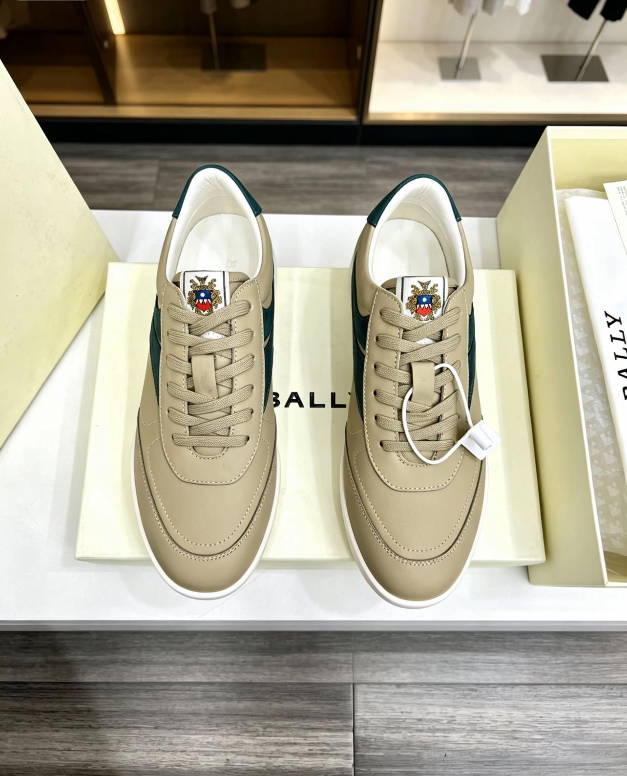 NO:850438,[BALLY] Bally - high-end quality original casual sports shoes - imported nappa calfskin upper, turned edge craftsmanship, suede calfskin shoe body and tongue; silk screen high-frequency brand logo - water-dyed cowhide lining - ultra-light wear-resistant velvet rubber outsole; combined two-color outsole - ultra-high quality control and fine workmanship (high-end, luxury, grade) -Size  39-44 (38,45, can be customized),, bally, sneakers, cowhide19860909【 BALLY】巴利 -高端品质 原单休闲运动鞋 -鞋面进口纳帕小牛皮、车引边工艺、反绒小牛皮鞋身.鞋舌；丝印高周波品牌logo -内里水染牛皮 -大底超轻耐磨绒·橡胶；组合成型双色大底 -超高品控·做工精细凸显(高端·贵气·档次) -Size 39-44（38,45,可订做),,bally,sneakers,cowhide,Men's shoes