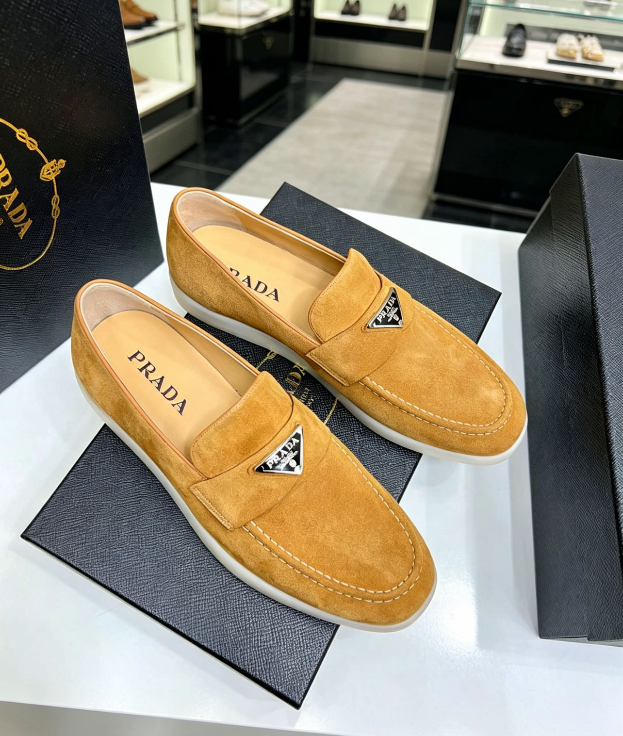 NO:850459,The new Prada counters are on sale at the same time, with cowhide upper, water-dyed cowhide lining, original foam outsole, impeccable details, standard size 38–44 (45.46 customized.,, prada, prada, cowhide19860909普拉达Prada 新款专柜同步发售,鞋面牛绒,水染牛皮内里,原版发泡大底,完美细节无可挑剔,标准码38–44（45.46订做.,,prada,prada,cowhide,Men's shoes