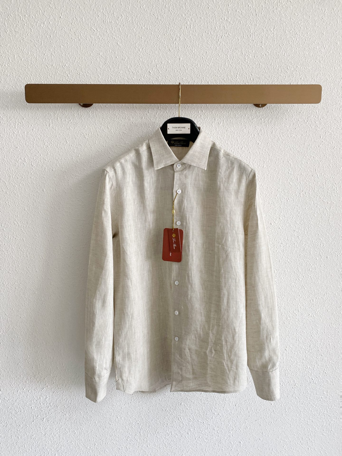 NO:936091,Loro Piana pure linen quiet luxury long-sleeved shirt fabric is made of high-grade natural linen fabrics, retaining the original and delicate fabric texture of linen, with a soft matte texture, which is in line with the Italian low-key quiet luxury style. The fabric has rich pores and excellent breathability and heat dissipation performance. In midsummer, the upper body can quickly dissipate body surface heat, making daily travel less prone to sweating and sticky skin;  Native linen will produce natural light wrinkles, creating a casual and relaxed wearing atmosphere. The fabric has been pre-processed and optimized, and the rough and itchy feeling is greatly weakened, making it comfortable to wear against the skin. The color fastness of the fabric has been controlled, and light colors are not prone to yellowing and dullness after repeated washing and care. The pattern and details adopt an elegant Italian small square collar, and the collar has a built-in shaping process, which is not easy to fall and deform after daily wear and cleaning;  The fully buttoned neckline is suitable for light business scenes, and you can switch to daily casual style by loosening the two upper buttons; The tailoring adopts a slightly loose shoulder version, which is very tolerant for body shapes with slippery shoulders, wide shoulders, and fat on the waist and abdomen. The shoulders are neatly routed, so that the upper body does not feel tight and constrained; the placket buttons are neatly arranged, with fine and concealed routing, and there is no conspicuous exposed brand logo, and the details are restrained and restrained;  Regular-length long-sleeved cuffs support free folding, which can create different looks; the arc-shaped hem design is suitable for multiple wearing styles. It can be worn neatly and smartly when tucked into trousers, while the hem can be worn outside for a lazy and comfortable look. Color selection: Light sky blue is fresh and clear, with outstanding visual cooling effect. It is suitable for spring and summer seasons. It is suitable for all kinds of bottoms in light gray, khaki, and white. It is refreshing and neat for commuting, and suitable for more formal travel occasions;  The original color of oatmeal linen has a warm and soft texture, stronger stain resistance, and a higher fault tolerance rate for daily wear. It is suitable for leisure travel, daily shopping and other scenes, and has a strong old-money atmosphere. Size M-4XL,,loro piana,shirts,19860909Loro Piana纯亚麻静奢长袖衬衫 面料 甄选高品级天然亚麻面料,保留亚麻原生细腻的织物肌理,自带柔和哑光质感,契合意式低调静奢的风格特质； 面料孔隙丰富,透气散热性能出众,盛夏时节上身能够快速散除体表热量,日常出行不容易闷汗黏肤； 原生亚麻会产生自然的轻褶皱,营造随性松弛的穿搭氛围感,面料经过预处理优化,粗糙刺痒感被大幅弱化,贴肤穿着舒适度良好； 面料色牢度经过把控,浅色系多次洗护也不容易出现发黄暗沉的问题. 版型与细节 采用考究的意式小方领,领口内置定型工艺,日常穿戴、清洗之后不易倒伏变形； 扣满领口适配轻商务场景,松开上侧两颗纽扣就可以切换日常休闲风格； 剪裁选用微宽松正肩版型,对溜肩、肩宽偏大、腰腹存在赘肉的身形包容度出色,肩部走线工整,上身不会产生紧绷拘束的感觉； 门襟纽扣排布规整,走线细密隐蔽,没有显眼外露的品牌logo,细节内敛克制； 常规长度长袖袖口支持自由翻折,能够打造不同穿搭观感； 圆弧式下摆设计适配多元穿法,塞入西裤穿搭利落干练,下摆外放穿搭慵懒自在. 配色选择 浅天蓝色调清新澄澈,视觉降温效果突出,适配春夏季节,适配浅灰、卡其、白色各类下装,通勤穿搭清爽利落,适配偏正式的出行场合； 燕麦麻色亚麻原生色调,质感温润柔和,耐脏属性更强,日常穿搭容错率更高,适配休闲出游、日常逛街等场景,老钱氛围感浓厚. 码数M-4XL,,loro piana,shirts,,Men's clothing