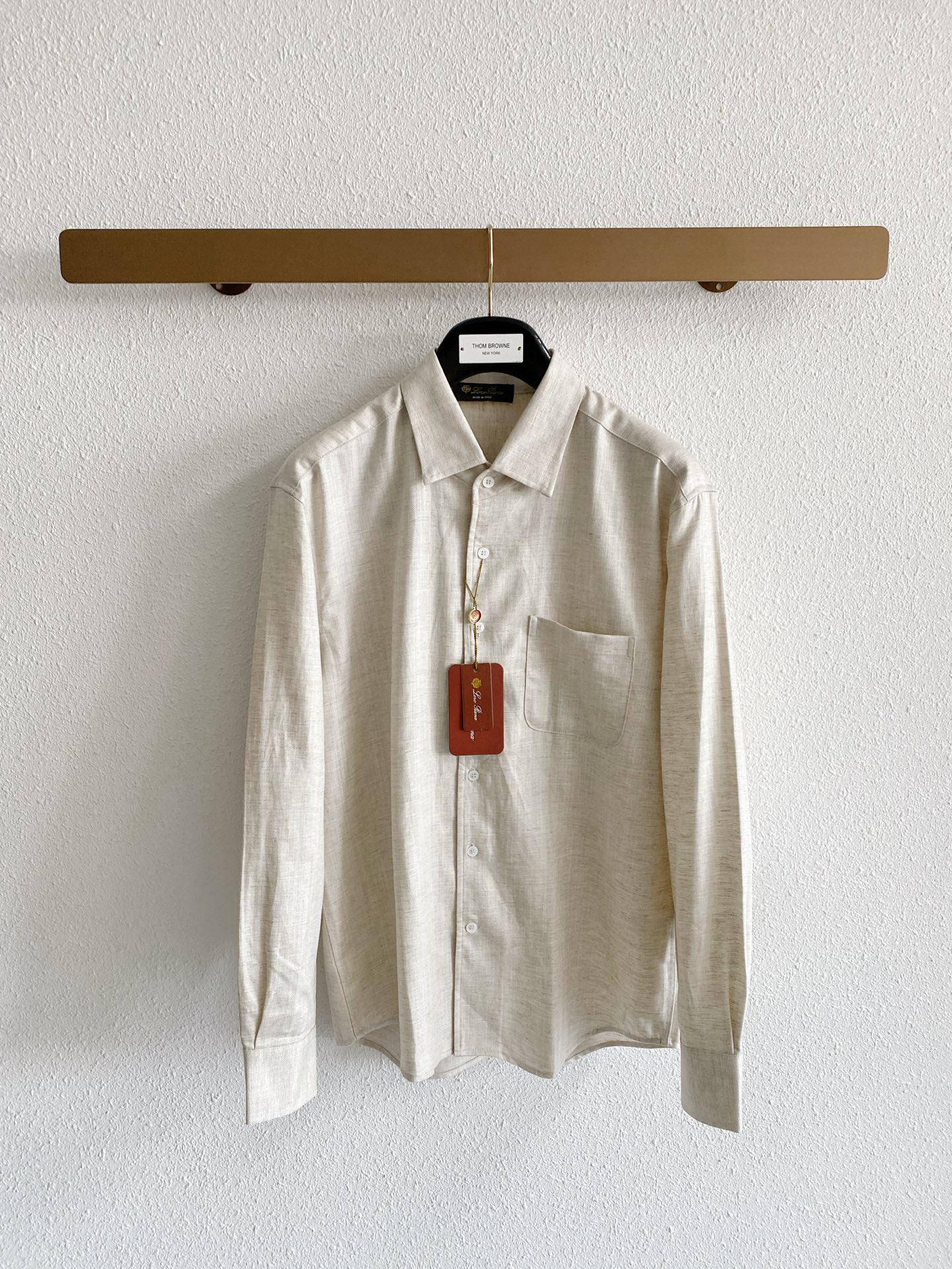 NO:936093,Loro Piana Tencel linen quiet luxury long-sleeved shirt Fabric characteristics This high-quality fabric is made of Tencel + linen blend. The common ratio is 75 lyocell Tencel and 25 lyocell linen, taking into account the advantages of both materials; linen has its own natural fine texture, full breathability, excellent heat dissipation when worn in spring and summer, and it is not easy to sweat and stick to the body in hot weather;  Tencel complements the shortcomings of pure linen, which is prone to wrinkles and has a rough touch. The fabric has a better drape, feels smooth and soft against the skin, and will not prick the skin; the fabric has a matte high-end texture without dazzling glossy luster, which is in line with the quiet and luxurious style of old money. Style and details The collar is neat and standard with a small peak collar, and the collar has been shaped, so it is not easy to fold and collapse in daily life. It is suitable for casual wear with one or two buttons unbuttoned, and can also be neatly matched with a tie for light business scenes;  The loose-fitting slightly dropped shoulder cut is very tolerant of body shapes with wide shoulders, slippery shoulders, and fat on the upper body, and the upper body is loose and not tight; the simple single patch pocket on the left chest is an iconic low-key design, which increases practicality without destroying the overall simple look; the cuffs of a regular formal shirt can be rolled up at will to create a casual atmosphere; the arc hem design is suitable for either tucking into the waistband or hanging out. Color matching  There are two basic colors in total, the pure white is suitable for bright dressing scenes, and the oatmeal color has its own native linen tone, which is more resistant to daily dirt. Size M-4XL, loro piana, shirts, ties,19860909Loro Piana 天丝亚麻静奢长袖衬衫 面料特性 这款采用天丝+亚麻混纺的优质面料,常见配比多为75莱赛尔天丝搭配25亚麻,兼顾两种材质的优势； 亚麻自带天然细微肌理,透气性拉满,春夏穿着散热出色,闷热天气不容易闷汗黏身； 天丝补足纯亚麻易皱、触感偏粗糙的短板,面料垂顺度更佳,贴肤触感顺滑柔和,不会扎皮肤； 面料呈现哑光高级质感,没有刺眼的亮面光泽,契合老钱静奢的调性. 版型与细节 领型利落标准小尖领,领部做了定型处理,日常不容易翻折塌垮,适配解开一两颗扣休闲穿搭,也能够规整搭配领带适配轻商务场景； 偏宽松微落肩剪裁,对肩宽、溜肩、上身有赘肉的身形包容度优秀,上身松弛不紧绷； 左胸简约单贴袋,是标志性低调设计,增加实用性的同时不会破坏整体简洁观感； 常规正装衬衫袖口,可随意挽起打造随性氛围感；圆弧下摆设计,塞进裤腰、外放穿搭两种方式都适配. 配色 一共两款基础色,纯净白适配明亮穿搭场景,燕麦麻色自带原生亚麻色调,更加耐脏日常. 码数M-4XL,,loro piana,shirts,ties,,Men's clothing