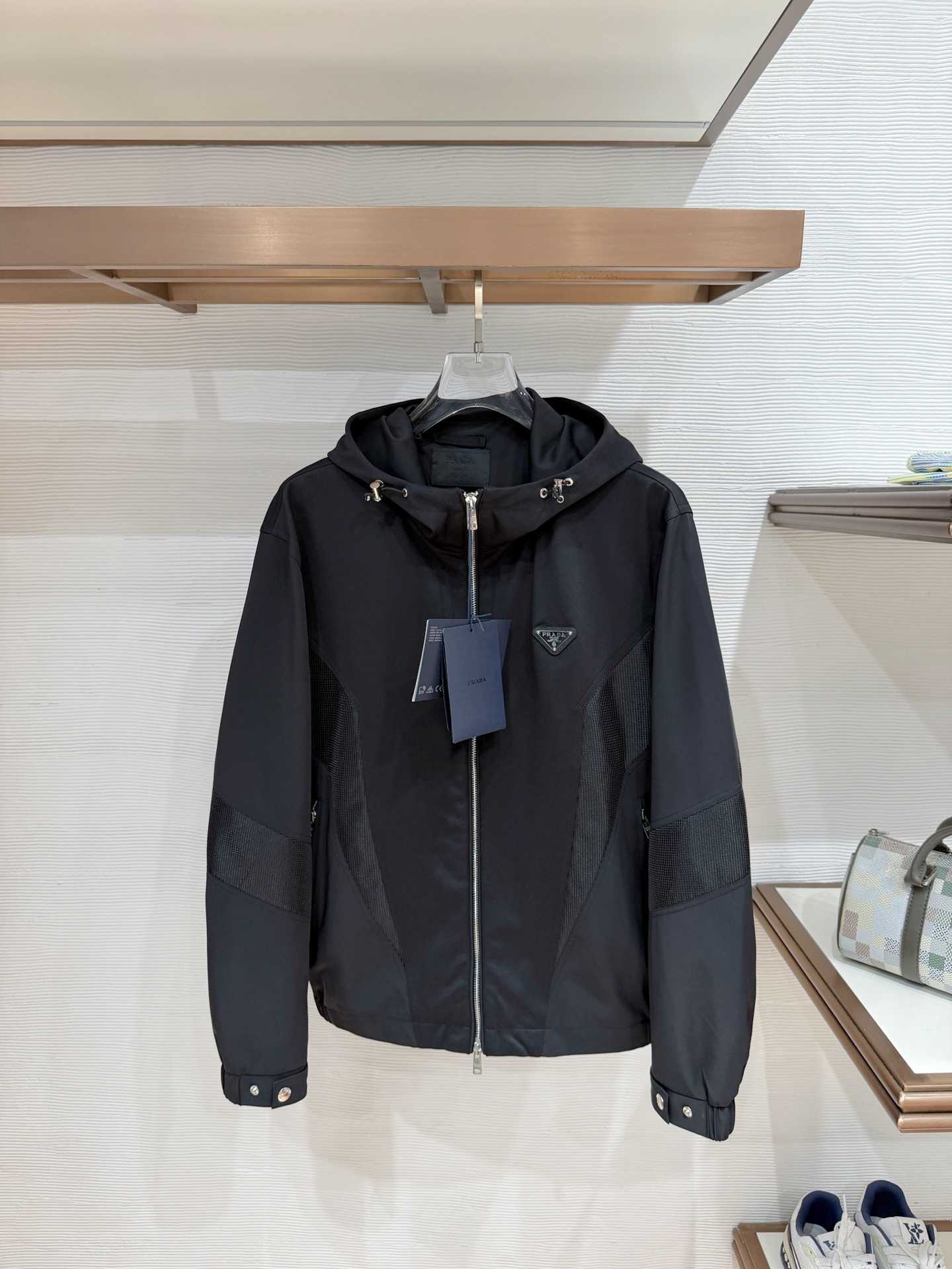 NO:956543,New product LV's latest design 2026ss' new jacket, the new product on the show is in perfect condition, comfortable and warm, complete with three standards, full and attractive color, very outstanding design, easily upgrades the fashion sense, extremely sophisticated and rigorous workmanship, neat and meticulous wiring!  A masterpiece from a famous designer!  The upper body does not look bloated and is super handsome!  Available size M ~ XXXL,,louis vuitton,jackets & coats,jackets & coats,19860909新品 lv家最新设计款 2026ss 家新款夹克外套,秀场新品品相非常完美,舒适保暖,三标齐全色泽饱满诱人,非常出彩的设计,轻松将时髦感进阶,做工极为考究严谨,走线工整细致！大牌设计师巨作！上身不显臃肿、超级帅气！现货码数M ～ XXXL,,louis vuitton,jackets & coats,jackets & coats,,Men's clothing