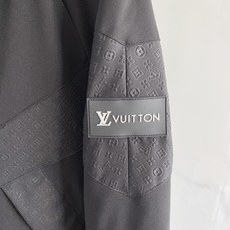 Louis Vuitton 路易威登 2026FW秋冬新款压花连帽羽绒冲锋夹克💥 秋冬爆款硬核单品✨原版全套开模五金,推 Louis Vuitton 路易威登 2026FW秋冬新款压花连帽羽绒冲锋夹克💥 秋冬爆款硬核单品✨原版全套开模五金,推