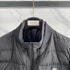 Moncler 盟可睐 2026FW秋冬新款可拆袖两穿羽绒服🔥 殿堂级秋冬王炸单品!全套原版开模五金配件,拉链阻尼手感和 Moncler 盟可睐 2026FW秋冬新款可拆袖两穿羽绒服🔥 殿堂级秋冬王炸单品!全套原版开模五金配件,拉链阻尼手感和