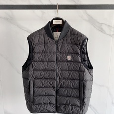 Moncler 盟可睐 2026FW秋冬新款可拆袖两穿羽绒服🔥 殿堂级秋冬王炸单品!全套原版开模五金配件,拉链阻尼手感和 Moncler 盟可睐 2026FW秋冬新款可拆袖两穿羽绒服🔥 殿堂级秋冬王炸单品!全套原版开模五金配件,拉链阻尼手感和