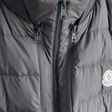 Moncler 盟可睐 2026FW秋冬新款可拆袖两穿羽绒服🔥 殿堂级秋冬王炸单品!全套原版开模五金配件,拉链阻尼手感和 Moncler 盟可睐 2026FW秋冬新款可拆袖两穿羽绒服🔥 殿堂级秋冬王炸单品!全套原版开模五金配件,拉链阻尼手感和