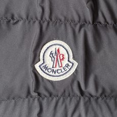 Moncler 盟可睐 2026FW秋冬新款可拆袖两穿羽绒服🔥 殿堂级秋冬王炸单品!全套原版开模五金配件,拉链阻尼手感和 Moncler 盟可睐 2026FW秋冬新款可拆袖两穿羽绒服🔥 殿堂级秋冬王炸单品!全套原版开模五金配件,拉链阻尼手感和