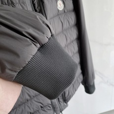Moncler 盟可睐 2026FW秋冬新款可拆袖两穿羽绒服🔥 殿堂级秋冬王炸单品!全套原版开模五金配件,拉链阻尼手感和 Moncler 盟可睐 2026FW秋冬新款可拆袖两穿羽绒服🔥 殿堂级秋冬王炸单品!全套原版开模五金配件,拉链阻尼手感和