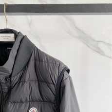 Moncler 盟可睐 2026FW秋冬新款可拆袖两穿羽绒服🔥 殿堂级秋冬王炸单品!全套原版开模五金配件,拉链阻尼手感和 Moncler 盟可睐 2026FW秋冬新款可拆袖两穿羽绒服🔥 殿堂级秋冬王炸单品!全套原版开模五金配件,拉链阻尼手感和