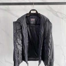 Prada 普拉达 2026FW秋冬新款可拆袖两穿菱格羽绒服💥 秋冬硬核王牌单品✨全套原版开模五金,拉链顺滑阻尼感还原专 Prada 普拉达 2026FW秋冬新款可拆袖两穿菱格羽绒服💥 秋冬硬核王牌单品✨全套原版开模五金,拉链顺滑阻尼感还原专