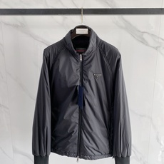 Prada 普拉达 2026FW秋冬新款可拆袖两穿菱格羽绒服💥 秋冬硬核王牌单品✨全套原版开模五金,拉链顺滑阻尼感还原专 Prada 普拉达 2026FW秋冬新款可拆袖两穿菱格羽绒服💥 秋冬硬核王牌单品✨全套原版开模五金,拉链顺滑阻尼感还原专