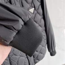 Prada 普拉达 2026FW秋冬新款可拆袖两穿菱格羽绒服💥 秋冬硬核王牌单品✨全套原版开模五金,拉链顺滑阻尼感还原专 Prada 普拉达 2026FW秋冬新款可拆袖两穿菱格羽绒服💥 秋冬硬核王牌单品✨全套原版开模五金,拉链顺滑阻尼感还原专