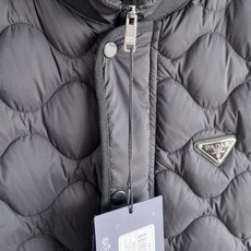 Prada 普拉达 2026FW秋冬新款可拆袖两穿菱格羽绒服💥 秋冬硬核王牌单品✨全套原版开模五金,拉链顺滑阻尼感还原专 Prada 普拉达 2026FW秋冬新款可拆袖两穿菱格羽绒服💥 秋冬硬核王牌单品✨全套原版开模五金,拉链顺滑阻尼感还原专