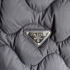 Prada 普拉达 2026FW秋冬新款可拆袖两穿菱格羽绒服💥 秋冬硬核王牌单品✨全套原版开模五金,拉链顺滑阻尼感还原专 Prada 普拉达 2026FW秋冬新款可拆袖两穿菱格羽绒服💥 秋冬硬核王牌单品✨全套原版开模五金,拉链顺滑阻尼感还原专