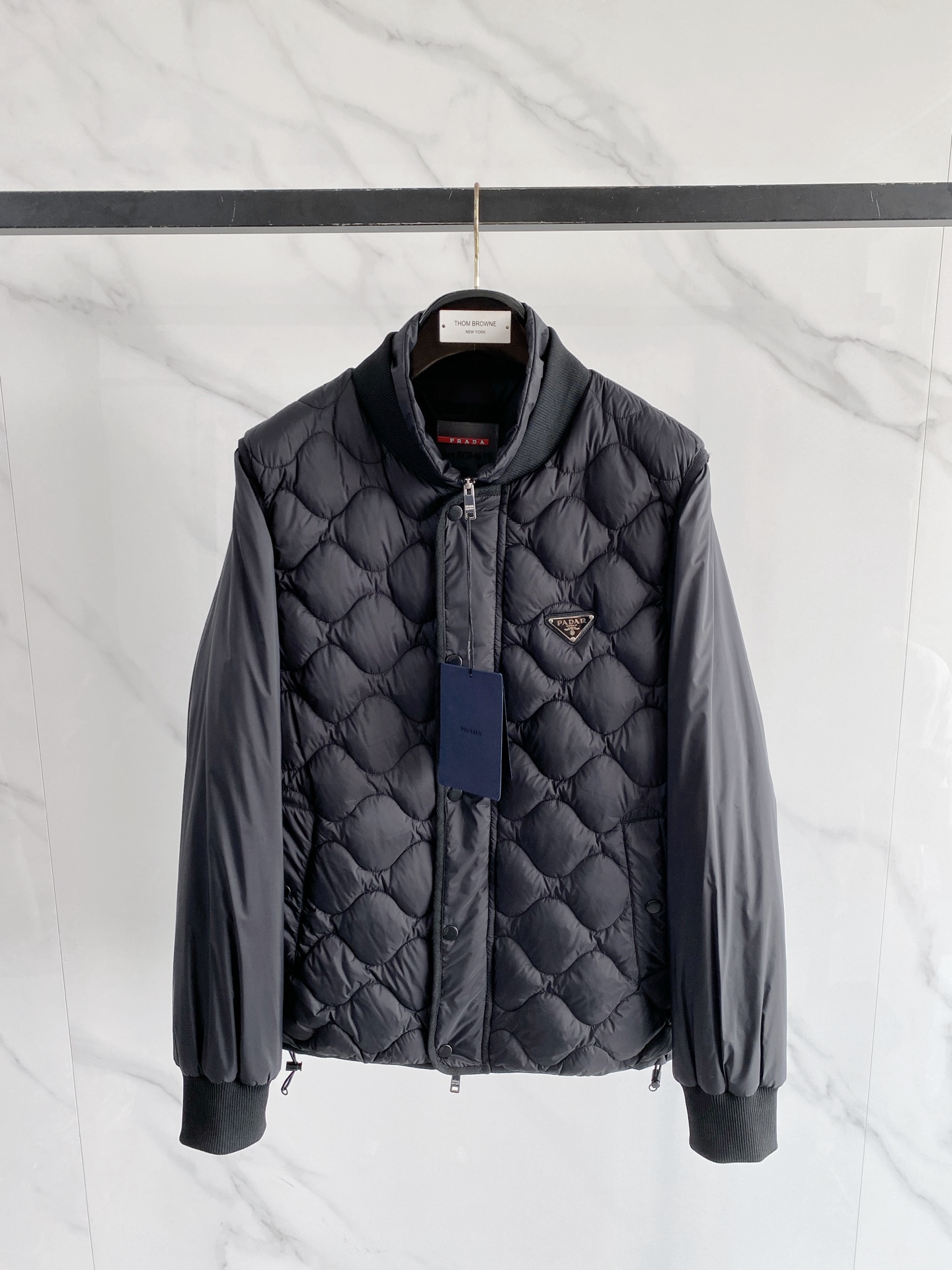 Prada 普拉达 2026FW秋冬新款可拆袖两穿菱格羽绒服💥 秋冬硬核王牌单品✨全套原版开模五金，拉链顺滑阻尼感还原专