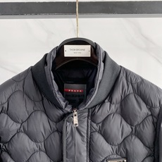 Prada 普拉达 2026FW秋冬新款可拆袖两穿菱格羽绒服💥 秋冬硬核王牌单品✨全套原版开模五金,拉链顺滑阻尼感还原专 Prada 普拉达 2026FW秋冬新款可拆袖两穿菱格羽绒服💥 秋冬硬核王牌单品✨全套原版开模五金,拉链顺滑阻尼感还原专