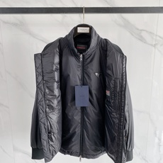 Prada 普拉达 2026FW秋冬新款可拆袖两穿菱格羽绒服💥 秋冬硬核王牌单品✨全套原版开模五金,拉链顺滑阻尼感还原专 Prada 普拉达 2026FW秋冬新款可拆袖两穿菱格羽绒服💥 秋冬硬核王牌单品✨全套原版开模五金,拉链顺滑阻尼感还原专