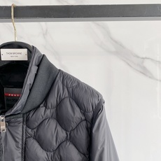 Prada 普拉达 2026FW秋冬新款可拆袖两穿菱格羽绒服💥 秋冬硬核王牌单品✨全套原版开模五金,拉链顺滑阻尼感还原专 Prada 普拉达 2026FW秋冬新款可拆袖两穿菱格羽绒服💥 秋冬硬核王牌单品✨全套原版开模五金,拉链顺滑阻尼感还原专