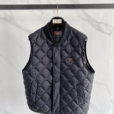 Prada 普拉达 2026FW秋冬新款可拆袖两穿菱格羽绒服💥 秋冬硬核王牌单品✨全套原版开模五金,拉链顺滑阻尼感还原专 Prada 普拉达 2026FW秋冬新款可拆袖两穿菱格羽绒服💥 秋冬硬核王牌单品✨全套原版开模五金,拉链顺滑阻尼感还原专