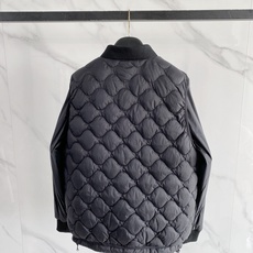 Prada 普拉达 2026FW秋冬新款可拆袖两穿菱格羽绒服💥 秋冬硬核王牌单品✨全套原版开模五金,拉链顺滑阻尼感还原专 Prada 普拉达 2026FW秋冬新款可拆袖两穿菱格羽绒服💥 秋冬硬核王牌单品✨全套原版开模五金,拉链顺滑阻尼感还原专