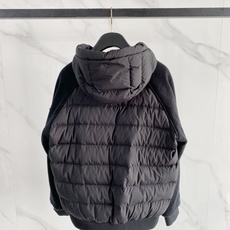 Prada 普拉达 2026FW秋冬新款针织拼接连帽羽绒服💥 轻奢休闲爆款✨原版定制五金拉链,顺滑好拉。衣身充绒羽绒面料 Prada 普拉达 2026FW秋冬新款针织拼接连帽羽绒服💥 轻奢休闲爆款✨原版定制五金拉链,顺滑好拉。衣身充绒羽绒面料