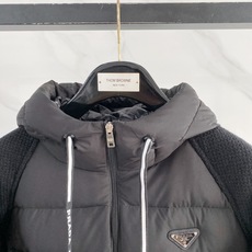 Prada 普拉达 2026FW秋冬新款针织拼接连帽羽绒服💥 轻奢休闲爆款✨原版定制五金拉链,顺滑好拉。衣身充绒羽绒面料 Prada 普拉达 2026FW秋冬新款针织拼接连帽羽绒服💥 轻奢休闲爆款✨原版定制五金拉链,顺滑好拉。衣身充绒羽绒面料