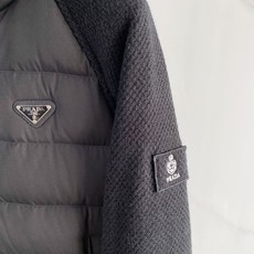 Prada 普拉达 2026FW秋冬新款针织拼接连帽羽绒服💥 轻奢休闲爆款✨原版定制五金拉链,顺滑好拉。衣身充绒羽绒面料 Prada 普拉达 2026FW秋冬新款针织拼接连帽羽绒服💥 轻奢休闲爆款✨原版定制五金拉链,顺滑好拉。衣身充绒羽绒面料