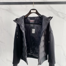 Prada 普拉达 2026FW秋冬新款针织拼接连帽羽绒服💥 轻奢休闲爆款✨原版定制五金拉链,顺滑好拉。衣身充绒羽绒面料 Prada 普拉达 2026FW秋冬新款针织拼接连帽羽绒服💥 轻奢休闲爆款✨原版定制五金拉链,顺滑好拉。衣身充绒羽绒面料
