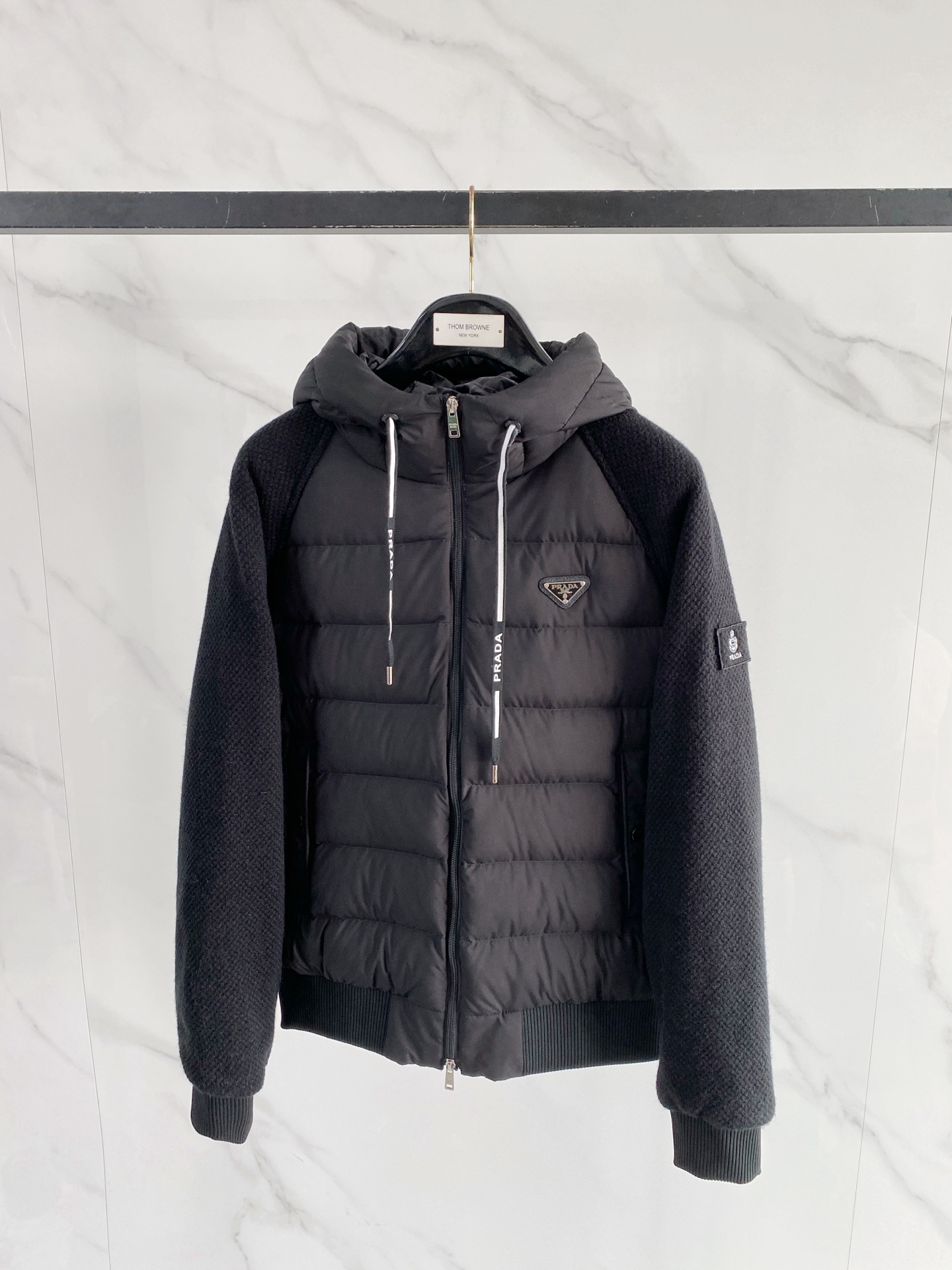 Prada 普拉达 2026FW秋冬新款针织拼接连帽羽绒服💥 轻奢休闲爆款✨原版定制五金拉链，顺滑好拉。衣身充绒羽绒面料
