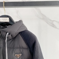 Prada 普拉达 2026FW秋冬新款针织拼接连帽羽绒服💥 轻奢休闲爆款✨原版定制五金拉链,顺滑好拉。衣身充绒羽绒面料 Prada 普拉达 2026FW秋冬新款针织拼接连帽羽绒服💥 轻奢休闲爆款✨原版定制五金拉链,顺滑好拉。衣身充绒羽绒面料