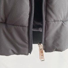 Prada 普拉达 2026FW秋冬新款针织拼接连帽羽绒服💥 轻奢休闲爆款✨原版定制五金拉链,顺滑好拉。衣身充绒羽绒面料 Prada 普拉达 2026FW秋冬新款针织拼接连帽羽绒服💥 轻奢休闲爆款✨原版定制五金拉链,顺滑好拉。衣身充绒羽绒面料