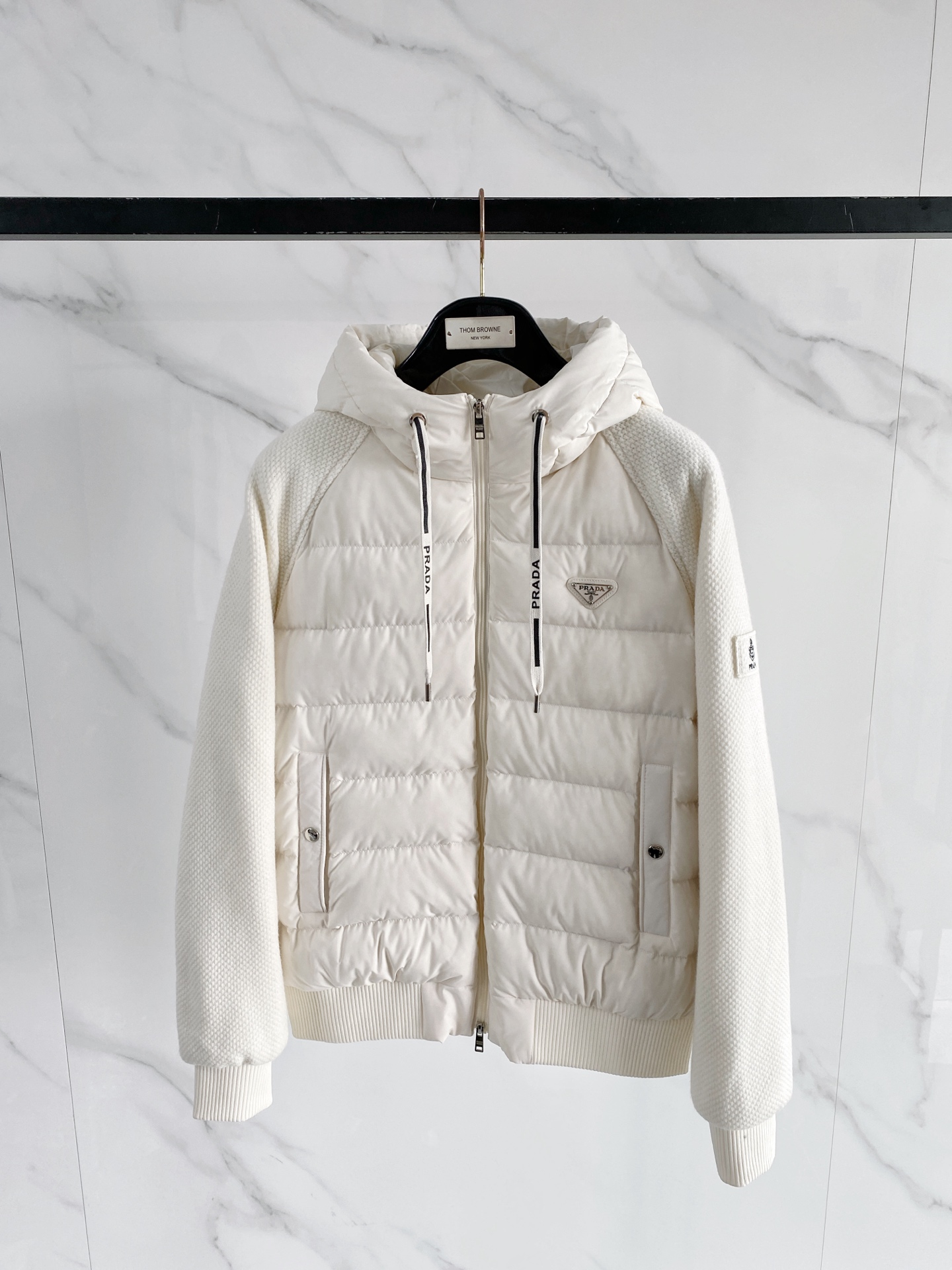Prada 普拉达 2026FW秋冬新款针织拼接连帽羽绒服💥 轻奢休闲爆款✨原版定制五金拉链，顺滑好拉。衣身充绒羽绒面料