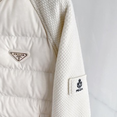 Prada 普拉达 2026FW秋冬新款针织拼接连帽羽绒服💥 轻奢休闲爆款✨原版定制五金拉链,顺滑好拉。衣身充绒羽绒面料 Prada 普拉达 2026FW秋冬新款针织拼接连帽羽绒服💥 轻奢休闲爆款✨原版定制五金拉链,顺滑好拉。衣身充绒羽绒面料