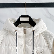 Prada 普拉达 2026FW秋冬新款针织拼接连帽羽绒服💥 轻奢休闲爆款✨原版定制五金拉链,顺滑好拉。衣身充绒羽绒面料 Prada 普拉达 2026FW秋冬新款针织拼接连帽羽绒服💥 轻奢休闲爆款✨原版定制五金拉链,顺滑好拉。衣身充绒羽绒面料