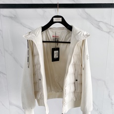 Prada 普拉达 2026FW秋冬新款针织拼接连帽羽绒服💥 轻奢休闲爆款✨原版定制五金拉链,顺滑好拉。衣身充绒羽绒面料 Prada 普拉达 2026FW秋冬新款针织拼接连帽羽绒服💥 轻奢休闲爆款✨原版定制五金拉链,顺滑好拉。衣身充绒羽绒面料