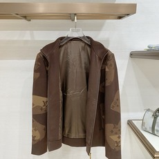 新品 🌟44 Lv 针织外套 最新设计款 2026ss 家新款夹克外套,秀场新品‼品相非常完美,舒适保暖,三标齐全色泽 新品 🌟44 Lv 针织外套 最新设计款 2026ss 家新款夹克外套,秀场新品‼品相非常完美,舒适保暖,三标齐全色泽