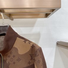 新品 🌟44 Lv 针织外套 最新设计款 2026ss 家新款夹克外套,秀场新品‼品相非常完美,舒适保暖,三标齐全色泽 新品 🌟44 Lv 针织外套 最新设计款 2026ss 家新款夹克外套,秀场新品‼品相非常完美,舒适保暖,三标齐全色泽