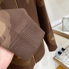 新品 🌟44 Lv 针织外套 最新设计款 2026ss 家新款夹克外套,秀场新品‼品相非常完美,舒适保暖,三标齐全色泽 新品 🌟44 Lv 针织外套 最新设计款 2026ss 家新款夹克外套,秀场新品‼品相非常完美,舒适保暖,三标齐全色泽