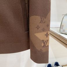 新品 🌟44 Lv 针织外套 最新设计款 2026ss 家新款夹克外套,秀场新品‼品相非常完美,舒适保暖,三标齐全色泽 新品 🌟44 Lv 针织外套 最新设计款 2026ss 家新款夹克外套,秀场新品‼品相非常完美,舒适保暖,三标齐全色泽